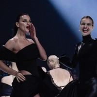 Busana serba hitam mendominasi kreasi desainer Casey Cadwallader, direktur kreatif Mugler. Irina sendiri mendapat kepercayaan dari Casey untuk memperagakan sebuah interpretasi dari little black dress dalam versi yang seksi. (Foto: Stephane Cardinale/Corbis via Getty Images)