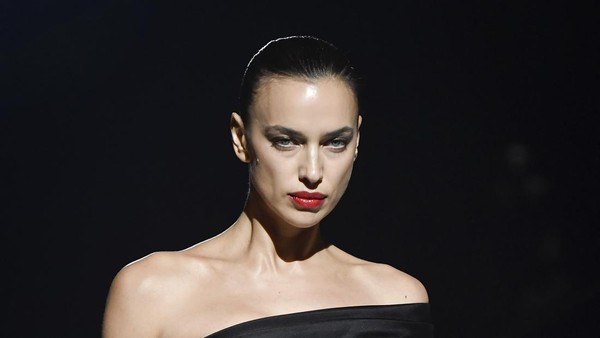 Foto: Aksi Seksi Irina Shayk di Show Mugler Setelah Kontroversi Gaun Singa