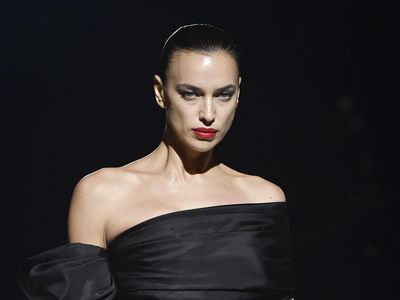 Foto: Aksi Seksi Irina Shayk di Show Mugler Setelah Kontroversi Gaun Singa