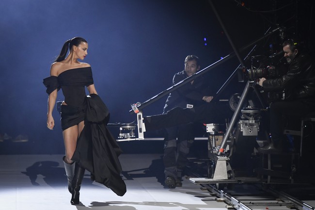 Sosok Irina Shayk wara-wiri di catwalk berbagai peragaan yang digelar dalam rangkaian Paris Fashion Week Haute Couture Spring-Summer 2023. Teranyar, ia beraksi di presentasi koleksi adibusana Thierry Mugler. (Foto: Stephane Cardinale/Corbis via Getty Images)