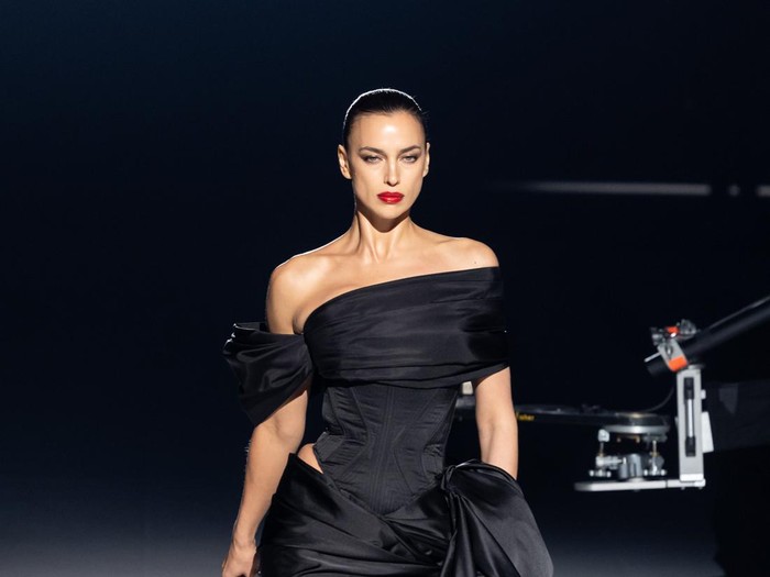 PARIS, FRANCE - JANUARY 26: (EDITORIAL USE ONLY - For Non-Editorial use please seek approval from Fashion House) Irina Shayk walks the runway during the Thierry Mugler Haute Couture Spring Summer 2023 show as part of Paris Fashion Week on January 26, 2023 in Paris, France. (Photo by Victor Boyko/Getty Images)