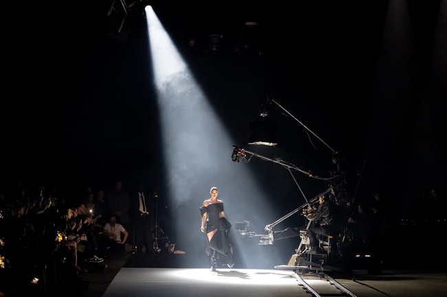 Penampilan perempuan berdarah Rusia ini menyusul aksinya berjalan di peragaan Schiaparelli dalam balutan gaun hitam berkepala singa. Kreasi tersebut sempat menuai kontroversi lantaran dianggap mempromosikan kekejaman terhadap satwa. Aku mendukung para seniman hebat yang bekerja tiada henti dengan tangan mereka, mengolah wol, sutra, dan bahan lembut lainnya, untuk membuat singa ini sebagai lambang kearoganan. Sebuah representasi dari @schiaparelli dalam mengeksplorasi tema kekuatan, tulis Irina Shayk di Instagram menanggapi kontroversi tersebut. (Foto: Stephane Cardinale/Corbis via Getty Images)