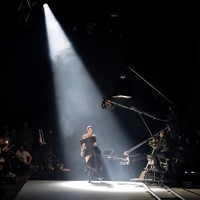 Penampilan perempuan berdarah Rusia ini menyusul aksinya berjalan di peragaan Schiaparelli dalam balutan gaun hitam berkepala singa. Kreasi tersebut sempat menuai kontroversi lantaran dianggap mempromosikan kekejaman terhadap satwa. Aku mendukung para seniman hebat yang bekerja tiada henti dengan tangan mereka, mengolah wol, sutra, dan bahan lembut lainnya, untuk membuat singa ini sebagai lambang kearoganan. Sebuah representasi dari @schiaparelli dalam mengeksplorasi tema kekuatan, tulis Irina Shayk di Instagram menanggapi kontroversi tersebut. (Foto: Stephane Cardinale/Corbis via Getty Images)