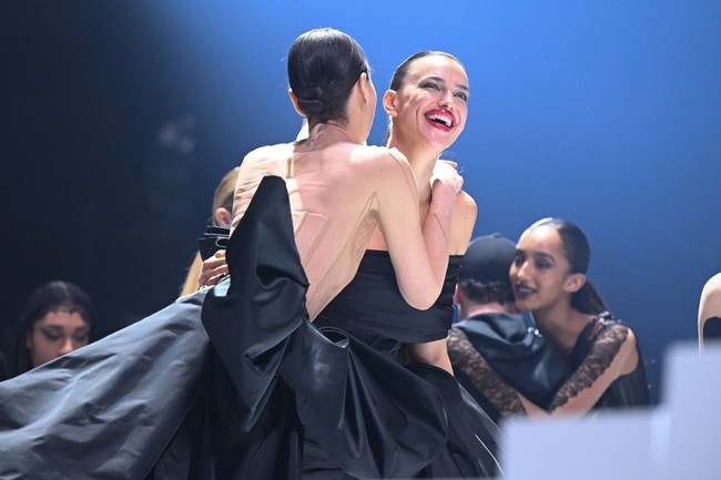 Sebagai sentuhan akhir, bibir ibu satu anak ini dipulas dengan lipstik berwarna merah merona. Hair-do yang sleek menonjolkan aura Irina yang fierce.  (Foto: Stephane Cardinale/Corbis via Getty Images)