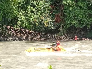 Dugaan 3 Polisi Hilang di Sungai Digoel Pegunungan Bintang Tersangkut di Batu