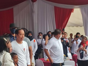 Berkaus Putih, Jokowi Hadiri Family Gathering Paspampres di Bogor
