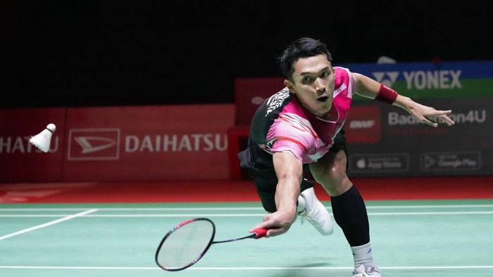 Indonesias Jonatan Christie returns a shot to Chinas Shi YU Qi during the semi final round of mens single match in the Indonesia Masters badminton tournament at the Istora Stadium in Jakarta, Indonesia, Saturday, Jan. 28, 2023. (AP Photo/Achmad Ibrahim)