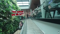 Saat menuju ke restoran, Hansol langsung disambut oleh seorang pelayan. Pelayan itu meneriakinya, Mau makan gak sih lu? Foto: YouTube Korea Reomit