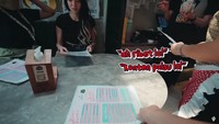 Saat meminta daftar menu, Hansol juga langsung dijuteki oleh pelayan di sana. Mereka melemparkan daftar menu dan mengatakan, Ah ribet lo! Konten palsu lo! Foto: YouTube Korea Reomit