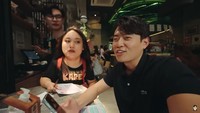 Gokil! Ini Momen YouTuber Korea Makan dan Dijutekin Pelayan Karens Diner