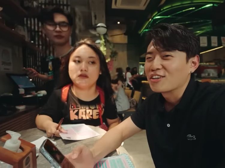 Gokil! Ini Momen YouTuber Korea Makan dan Dijutekin Pelayan Karens Diner
