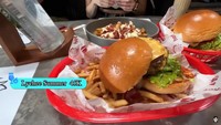 Hansol dan Jeanette tampak memesan beragam hidangan. Ada dua menu burger dan gonzalo (kentang goreng). Hansol juga menyetujui kalau rasa burger di sana sangatlah enak. Foto: YouTube Korea Reomit