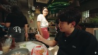 Saat meminta sendok untuk mengaduk minuman, seorang pelayan langsung melemparkan ke arah Hansol. YouTuber Korea ini tampak terkejut. Foto: YouTube Korea Reomit