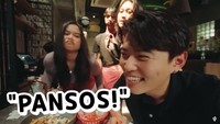 Di akhir video, beberapa pelayan Karens Diner menghampiri meja Hansol dan sang istri. Dikarenakan, Hansol terus-terusan merekam video, mereka mengejeknya dengan mengatakan, Pansos! Foto: YouTube Korea Reomit