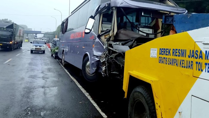 Kecelakaan di Tol Japek.
