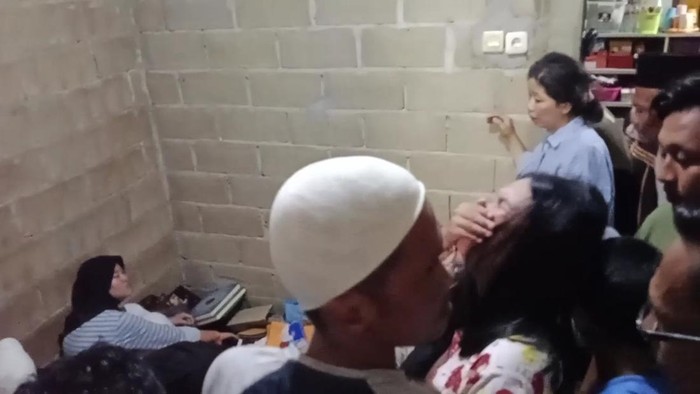 Keluarga histeris saat jasad keluarga Firullazi tiba di rumah duka dalam kondisi mengenaskan. (Foto: Istimewa)