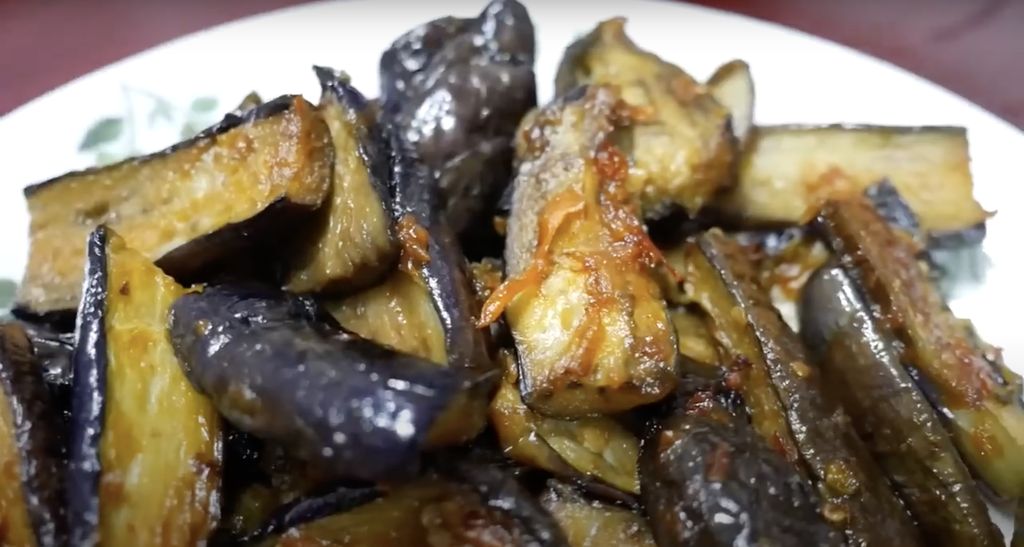 Keluarga Korea Ini Ketagihan Krengsengan dan Terong Balado