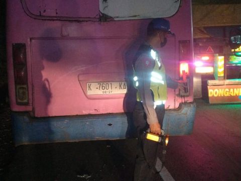 Kendaraan yang terlibat kecelakaan beruntun di jalan Pantura Kudus-Pati di Jekulo, Kudus, Sabtu (28/1/2023).