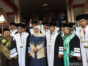 Pesan Gubernur Khofifah ke Wisudawan UNU Blitar untuk Hadapi Industri 4.0