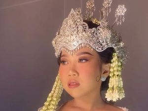 7 Potret Kiky Saputri Pakai Kebaya Pengantin Merak Asih Didiet Maulana
