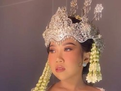 7 Potret Kiky Saputri Pakai Kebaya Pengantin Merak Asih Didiet Maulana