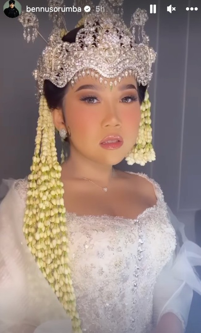 Mengusung adat Sunda, Kiky Saputri pun tampak memakai siger Sunda di hari pernikahannya. Makeup dengan dominasi warna cokelat dan nude memberi kesan natural pada wajahnya. Foto: Dok Didiet Maulana, Instagram Bennu Sorumba, Instagram @revalhairstylist, @thewhitejournals