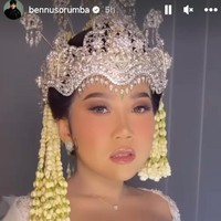 Mengusung adat Sunda, Kiky Saputri pun tampak memakai siger Sunda di hari pernikahannya. Makeup dengan dominasi warna cokelat dan nude memberi kesan natural pada wajahnya. Foto: Dok Didiet Maulana, Instagram Bennu Sorumba, Instagram @revalhairstylist, @thewhitejournals