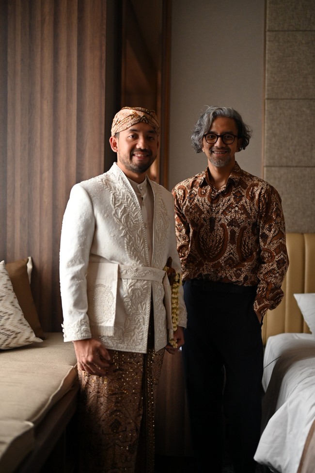 Sedangkan Khairi memakai beskap dengan bentuk beskap klasik dengan motif bordir halus berpola sulur-sulur tumbuhan. Perlambang kehidupan yang selalu berproses untuk tumbuh. Foto: Dok Didiet Maulana, Instagram Bennu Sorumba, Instagram @revalhairstylist, @thewhitejournals