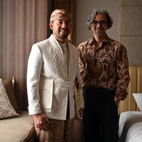 Sedangkan Khairi memakai beskap dengan bentuk beskap klasik dengan motif bordir halus berpola sulur-sulur tumbuhan. Perlambang kehidupan yang selalu berproses untuk tumbuh. Foto: Dok Didiet Maulana, Instagram Bennu Sorumba, Instagram @revalhairstylist, @thewhitejournals