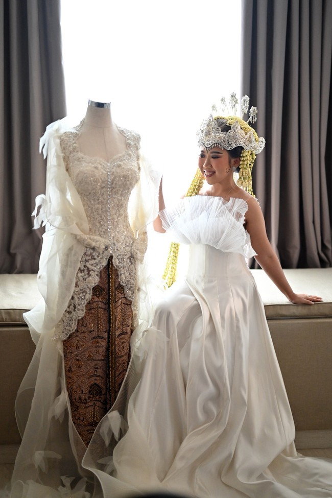 Pernikahan Kiky Saputri dan Muhammad Khairi digelar di The Tribrata Dharmawangsa, Jakarta Selatan. Pasangan pengantin ini sama-sama mengenakan busana karya Didiet Maulana. Foto: Dok Didiet Maulana, Instagram Bennu Sorumba, Instagram @revalhairstylist, @thewhitejournals