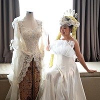 Pernikahan Kiky Saputri dan Muhammad Khairi digelar di The Tribrata Dharmawangsa, Jakarta Selatan. Pasangan pengantin ini sama-sama mengenakan busana karya Didiet Maulana. Foto: Dok Didiet Maulana, Instagram Bennu Sorumba, Instagram @revalhairstylist, @thewhitejournals