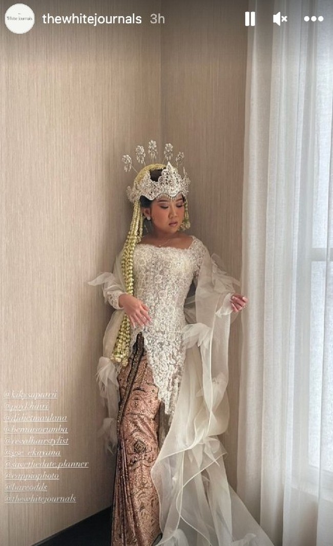 Didiet Maulana mengungkapkan untuk kebaya dan beskap dari brandnya Svarna by IKAT Indonesia dia mengusung konsep merak asih. Kiki dan Khairi juga memakai kain batik tulis Jawa Barat dengan motif Sawat Penganten. Yang menggambarkan hubungan serasi manusia dalam mikrokosmos ( eksistensi bathin dan lahir manusia) dan makrokosmos ( hubungan manusia dengan alam semesta). Foto: Dok Didiet Maulana, Instagram Bennu Sorumba, Instagram @revalhairstylist, @thewhitejournals