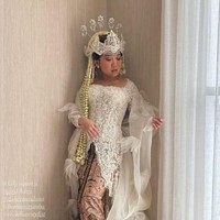 Didiet Maulana mengungkapkan untuk kebaya dan beskap dari brandnya Svarna by IKAT Indonesia dia mengusung konsep merak asih. Kiki dan Khairi juga memakai kain batik tulis Jawa Barat dengan motif Sawat Penganten. Yang menggambarkan hubungan serasi manusia dalam mikrokosmos ( eksistensi bathin dan lahir manusia) dan makrokosmos ( hubungan manusia dengan alam semesta). Foto: Dok Didiet Maulana, Instagram Bennu Sorumba, Instagram @revalhairstylist, @thewhitejournals