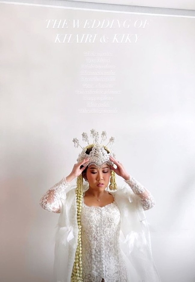 “Merak menjadi perlambang keanggunan, kemuliaan dan keindahan. Merak diabadikan dalam beberapa motif khas Sunda pada batik dan berbagai kriya lainnya. Asih berarti pengasih, penuh cinta,” demikian Didiet Maulana menyampaikan kepada media. Foto: Dok Didiet Maulana, Instagram Bennu Sorumba, Instagram @revalhairstylist, @thewhitejournals