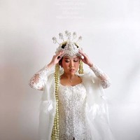 “Merak menjadi perlambang keanggunan, kemuliaan dan keindahan. Merak diabadikan dalam beberapa motif khas Sunda pada batik dan berbagai kriya lainnya. Asih berarti pengasih, penuh cinta,” demikian Didiet Maulana menyampaikan kepada media. Foto: Dok Didiet Maulana, Instagram Bennu Sorumba, Instagram @revalhairstylist, @thewhitejournals