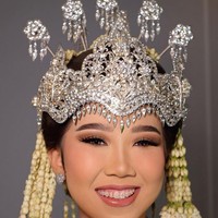 Inilah penampilan Kiky Saputri di hari pernikahannya dengan Muhammad Khairi. Kiky dirias oleh makeup artist langganan selebriti Bennu Sorumba. Foto: Instagram/@bennusorumba