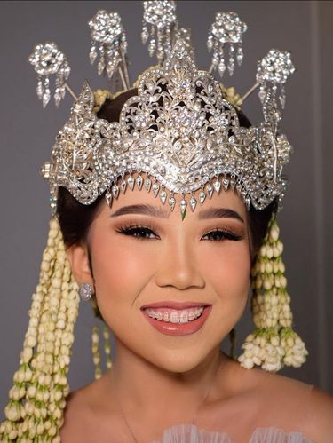 Kiky Saputri menikah, tampil manglingi dengan makeup nuansa cokelat.
