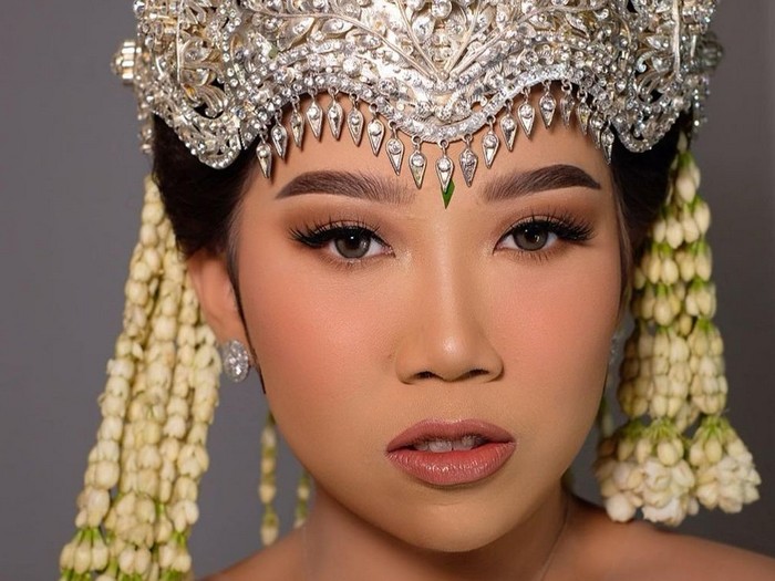 Kiky Saputri Menikah Kiky Saputri menikah, tampil manglingi dengan makeup nuansa cokelat.