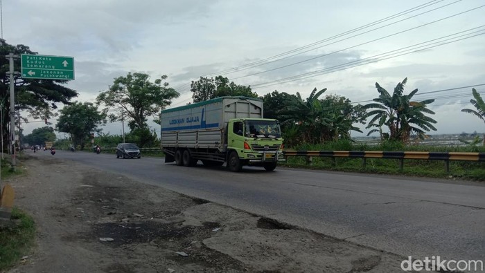 Kondisi arus lalu lintas di jalan Pantura Pati tepatnya di pertigaan Guyangan, Pati, Sabtu (28/1/2023) pukul 09.00 WIB.