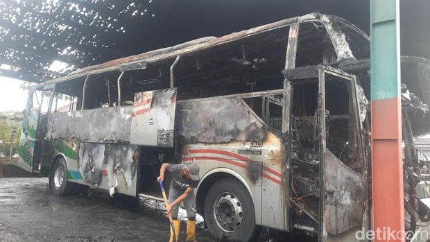 Kondisi bus Budiman yang terbakar di Pool Tasikmalaya, Sabtu (28/1/2023)