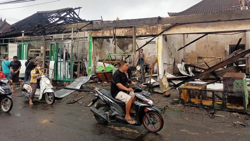 Kondisi enam toko yang terbakar di Buduk, Mengwi, Badung, Sabtu (28/1/2023). (Agus Eka)