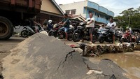 Jalanan di Kelurahan Bailang, Manado, juga rusak akibat terjangan banjir bandang dan tanah longsor.