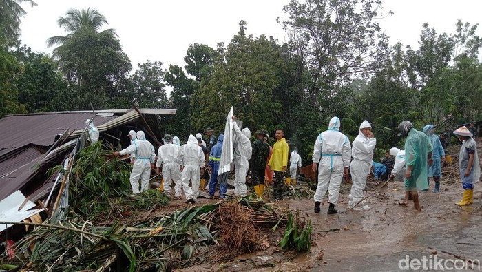 Kondisi rumah warga yang terdampak banjir dan longsor di Manado, Sulut.