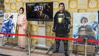 Karena terinspirasi dari Tokugawa Ieyasu yaitu seorang shogun( penguasa militer) di Jepang, sebelum sampai di toko dessertnya pelanggan bisa melihat promosi drama Tokugawa Leyasu di stasiun Nagoya. Foto: soranews24.com / Casey Baseel