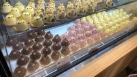 Jika sudah sampai, akan langsung terlihat puding lezat berbentuk ayam samurai itu di etalase. Ada berbagai rasamulai dari original hingga cokelat. Foto: soranews24.com / Casey Baseel