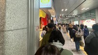 Saking larisnya, kalau kesini harus siap antri ya! Bahkan 45 menit sebelum buka, sudah ada banyak orang yang antre nih. Foto: soranews24.com / Casey Baseel