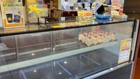 Telat sedikit saja dessert Tokugawa Piyoyasu itu sudah ludes terjual. Pelanggan bahkan diperbolehkan hanya beli 2 varian. Foto: soranews24.com / Casey Baseel