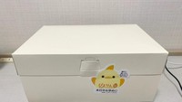 Setiap membeli puding Tokugawa Piyoyasu, akan dikemas dalam box putih seperti ini dengan tempelan stiker ayam menggemaskan. Foto: soranews24.com / Casey Baseel
