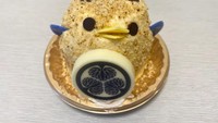 Ada puding Tokugawa Piyoyasu yang memakai helm samurai dan lambang klan Tokugawa di perut mereka. Lucu ya? Foto: soranews24.com / Casey Baseel