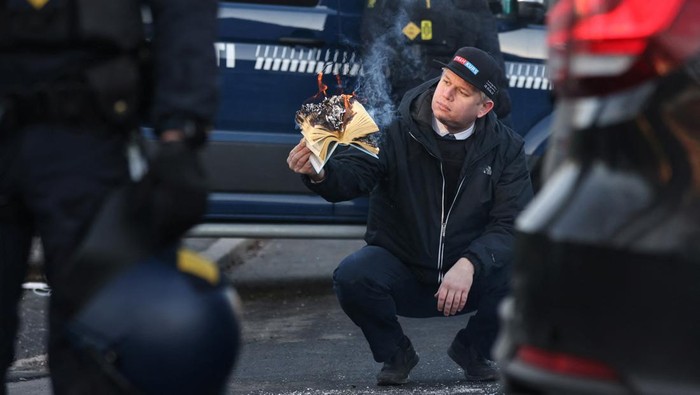 Lagi, Pembakaran Al-Quran Kembali Terjadi di Denmark Politisi sayap kanan Eropa, Rasmus Paludan, membakar Al-Quran di depan sebuah masjid di Noerrebro, di Kopenhagen, Denmark, Jumat (27/1/2023).